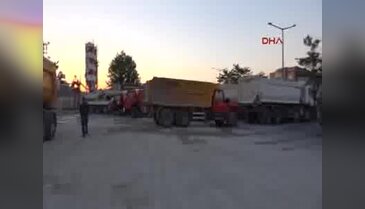 Bolu belediyesi, askeri birliklerin yollarını barikatla kapattı