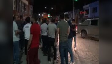 Hakkari Valisi Toprak, darbeye karşı vatandaşlarla birlikte yürüdü