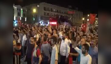 Konya'da  halk darbe girişimine karşı meydanlarda toplandı
