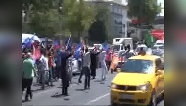 Emniyet müdürlüğü önünde çoşkulu kalabalık