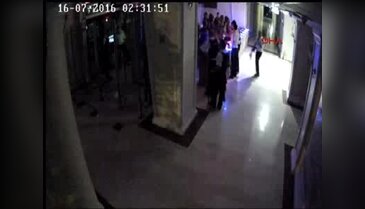 Askerler turnikeden silahlarını bırakarak geçtiler