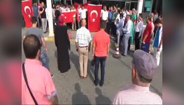 Tutuklanan albayın doktor eşi darbe protestosunda