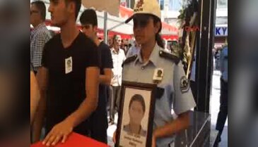 Özel Harekat Polisi'nin cenazesinde darbecilere lanet okundu