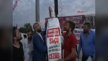 Fethullah Gülen'in maketini astılar