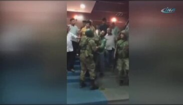 Valiliği basan askerleri vatandaş engelledi
