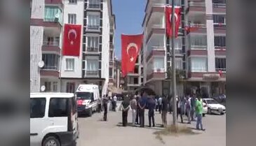 Özel Haraket Daire Başkan Yardımcısı Şehit Güzel'i, eşi ve çocukları üniformayla uğurladı