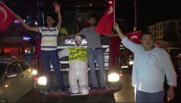 Bursa'da demokrasi şöleninde ilginç görüntü