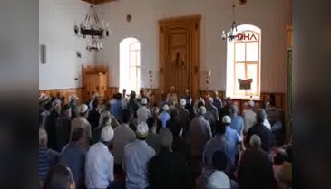 Kadın ve erkekler şehitler için gıyabi cenaze namazı kıldı