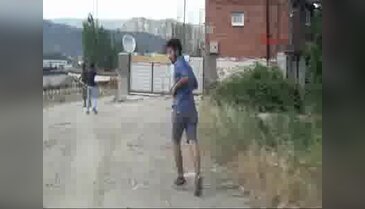 Bilecik'te gençler fuhuş yaptırdığı öne sürülen Ugandalı sığınmacıyı kovaladı