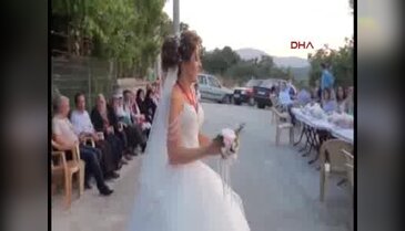 Darbe girişimi yüzünden yabancı damat Bursa'ya gelemedi, gelin tek başına oynadı