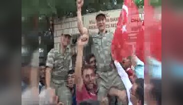 Elazığ'da vatandaşlar askerleri omuzlarına aldı