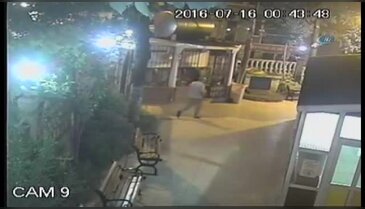 Sela okunan camiye saldırdı, "Sizin devriniz bitti" dedi