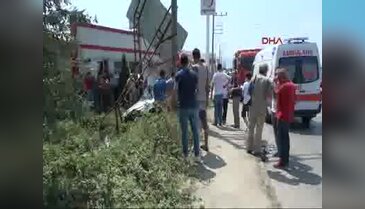 Kocaeli'de direğe çarpan otomobil ikiye katlandı: 1 yaralı