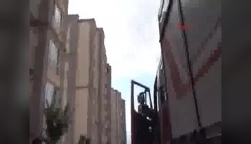 Araştırma görevlisi kadın 9'uncu kattan aşağıya atladı