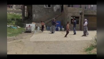 Sıcaktan bunalan çocuklar buzdolabında serinledi