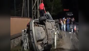 Devrilen otomobilin sürücüsü yaralandı