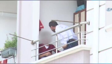 Babasının elinden balkondan atlayarak kurtuldu