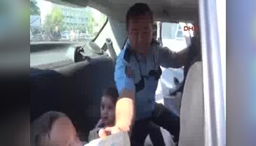 Eşinden şiddet gören kadının 3 yaşındaki çocuğuna polis şefkati