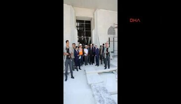 Cumhurbaşkanı Erdoğan, cami inşaatında çalışan işçilerle sohbet etti ve hatıra fotoğrafı çektirdi