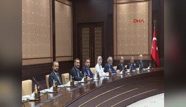 Cumhurbaşkanı Erdoğan, cami inşaatında çalışan işçilerle sohbet etti ve hatıra fotoğrafı çektirdi - 3