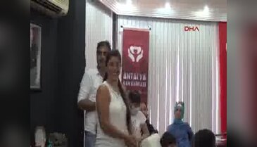 Lösemili çocuklar için 10 yıldır uzattığı saçını kestirdi
