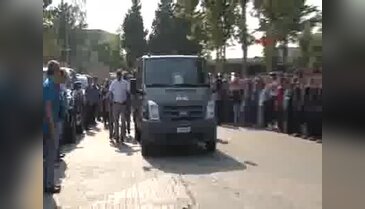 Şehit eşini asker selamıyla uğurladı