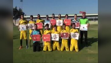 Sığınmacılar darbe girişimini futbol maçıyla protesto ettiler