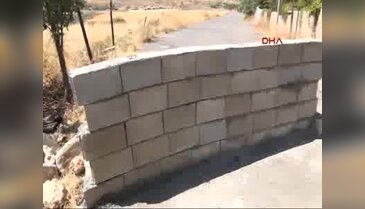 Yola duvar örerek ulaşıma kapattı