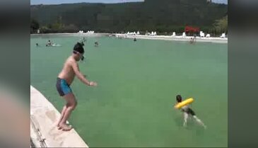 Sıcaktan bunalanlar Akkaya Travertenleri'nde serinledi