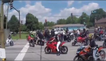 Bir anda etrafını onlarca motosikletli sardı