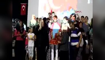 Demokrasi nöbetinde ellerine kına yakılarak askere uğurlandı