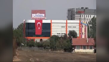 Kapatılan okullara, 'Milletin okulu milletin hizmetinde' pankartı