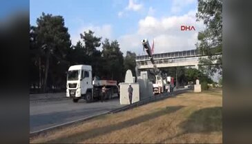 Tugay Komutanlığı önündeki beton bloklar kaldırıldı