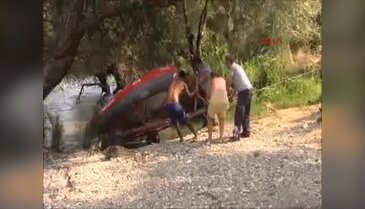 Sular yükselince mahsur kalan 2 kişi botla kurtarıldı