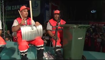 Çöpçüler Korosu marşlar ve türkülerle darbeyi kınadı