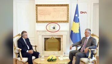 Kosova Cumhurbaşkanı'nın Papa fotoğrafını başköşeye koyması tepki çekti