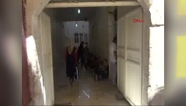 Şanlıurfa Valisi aşevinde yemek dağıttı