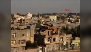 Nusaybin'de hasarlı binalar yıkılıyor