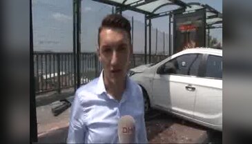 Beyoğlu'nda yorgun sürücü otomobiliyle durağa daldı: 2 yaralı