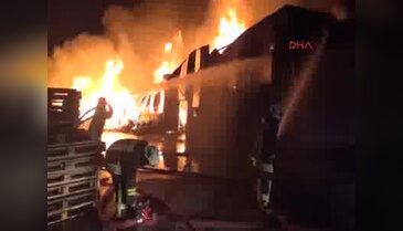 Konya'da palet fabrikası alev alev yandı