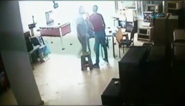 Korkunç! Elindeki bardağı kırıp...