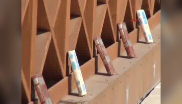 Antalya'da üst geçitte esrarengiz ansiklopediler