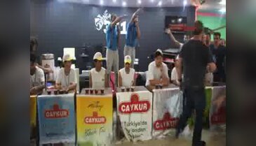 'En hızlı çay içme' yarışmasında renkli görüntüler yaşandı