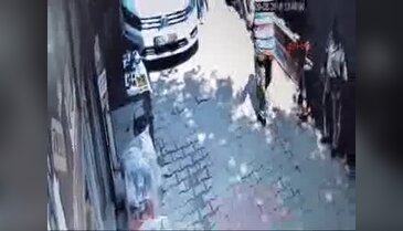 Beyoğlu'nda lokantanın duvarı devrildi: 3 yaralı