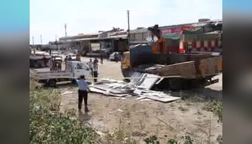Kamyon kasasından devrilen mermer plakaların altında kalan işçi öldü