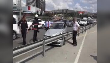 Direksiyonda sara krizi geçiren sürücü bariyere çarptı