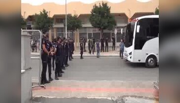 Mersin'de 20  adliye personeli adliyeye sevk edildi
