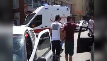 Kazada yaralandı, tedaviyi reddedip aracının başında ayrılmadı