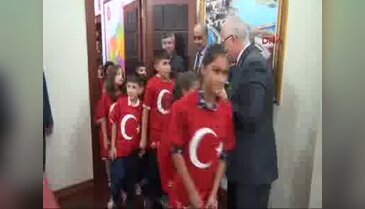 Minik öğrencilerden Vali Tuna'ya ziyaret
