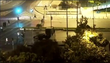 Kucağında çocuğuyla darbeci askerlerin karşısına çıktı